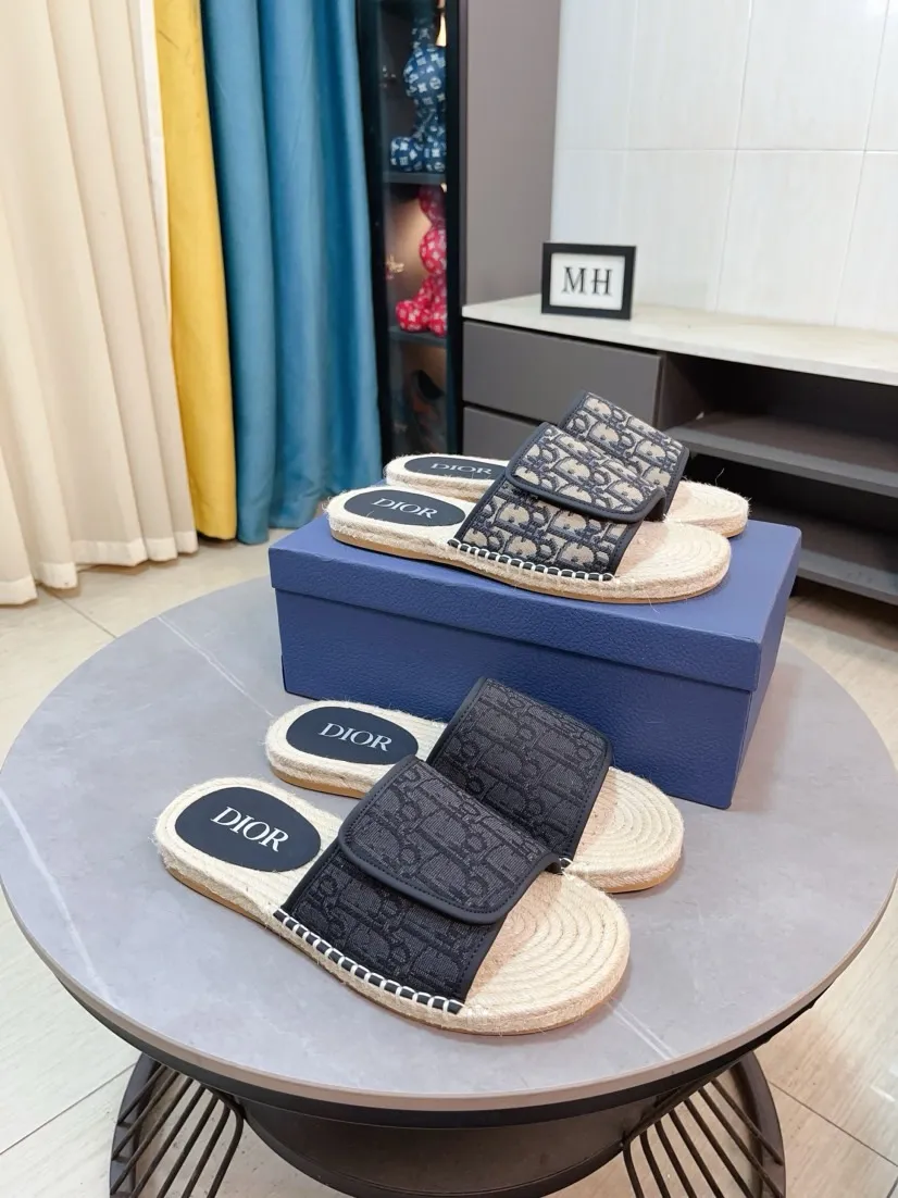 Men's men's shoes💰320🌸🌸High-end version. DIOR💁Men's slippers, high-end and upscale [strong][strong], compare quality at counters. The upper is hand-drawn, a combination of native hemp and raw rubber sole [strong][strong], breathable and non-slip outsole [rose][rose], breathable and comfortable lambskin lining, density 100% comfortable [gift][gift], original wear-resistant code number 38-44. Can be customized 45-46-47